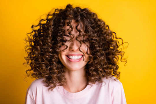 Modelka z efektowną fryzurą — Lumina Hair Atelier